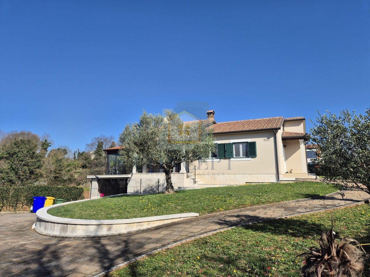 Poreč, Sv. Lovreč, dintorni, casa con piscina e garage, 24 km dal mare