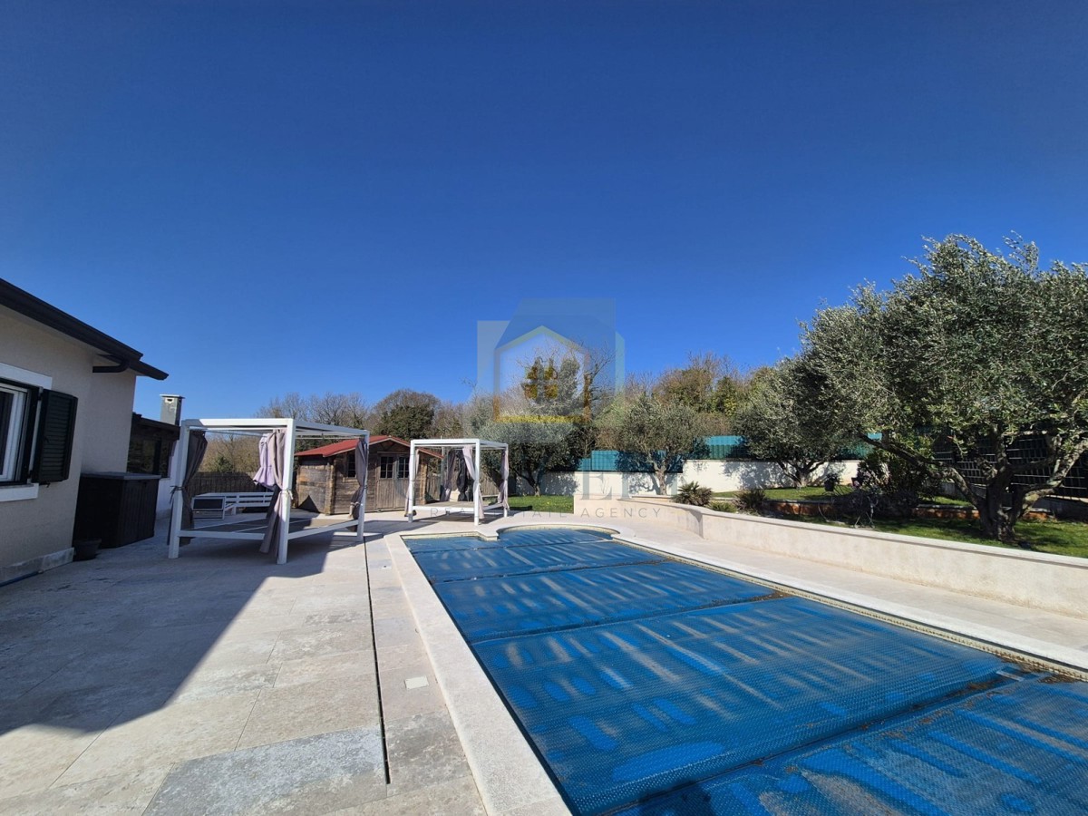 Poreč, Sv. Lovreč, dintorni, casa con piscina e garage, 24 km dal mare