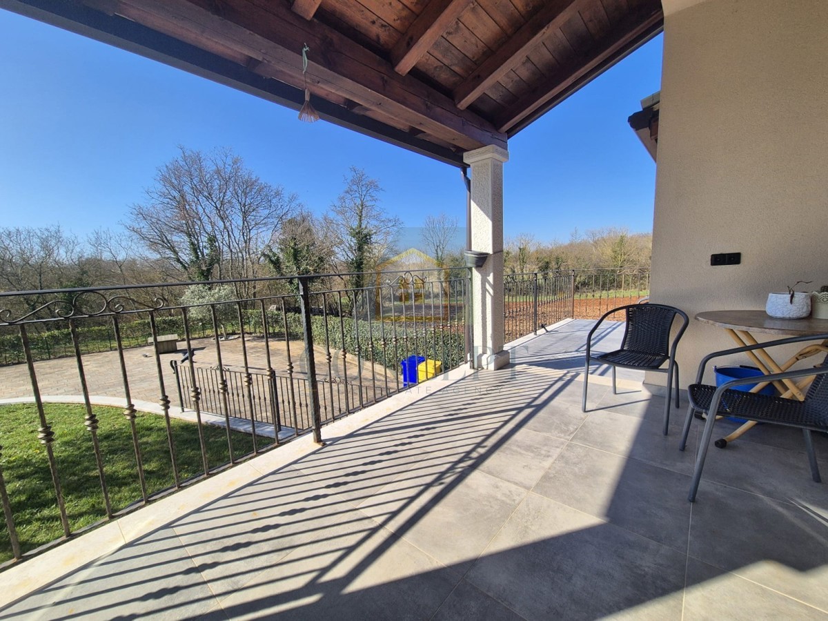 Poreč, Sv. Lovreč, dintorni, casa con piscina e garage, 24 km dal mare