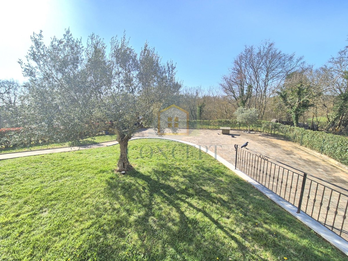 Poreč, Sv. Lovreč, dintorni, casa con piscina e garage, 24 km dal mare