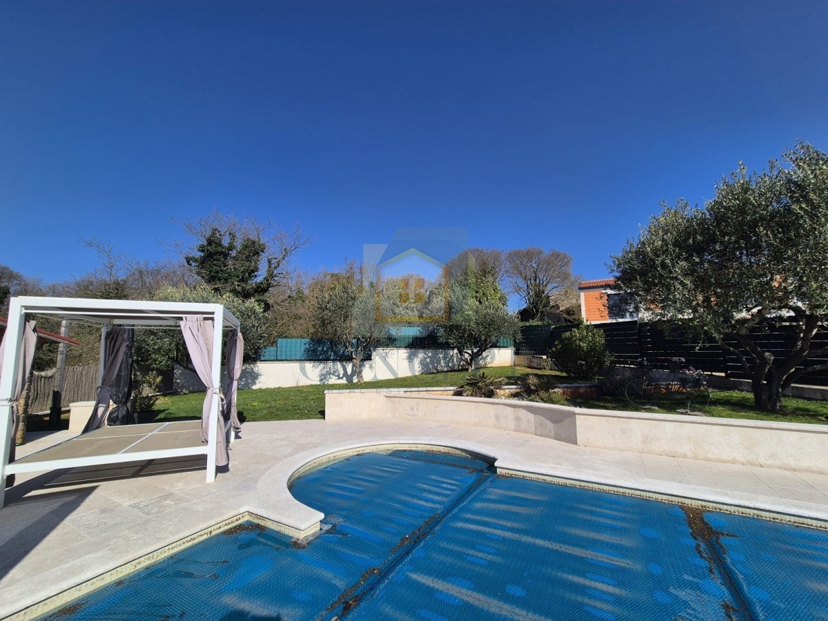 Poreč, Sv. Lovreč, dintorni, casa con piscina e garage, 24 km dal mare