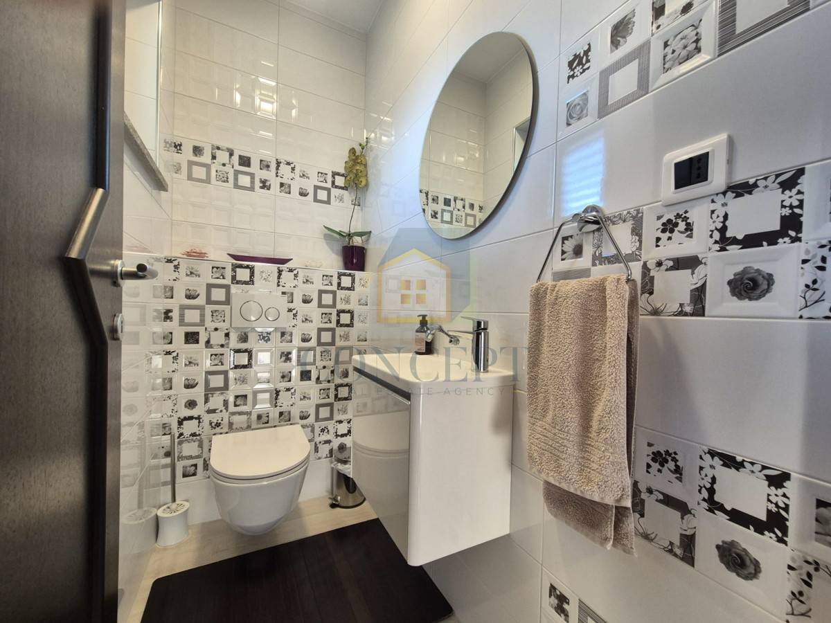 Poreč, Sv. Lovreč, dintorni, casa con piscina e garage, 24 km dal mare