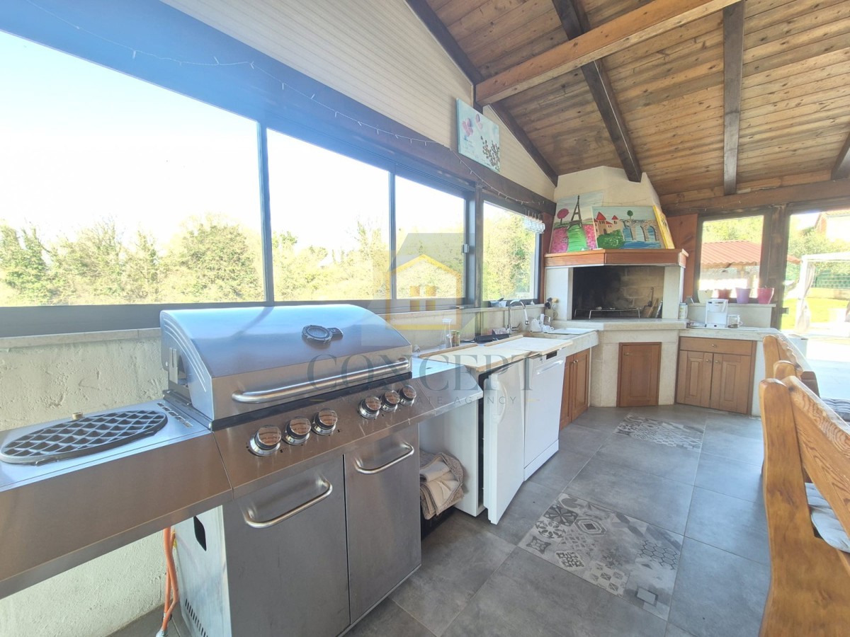 Poreč, Sv. Lovreč, dintorni, casa con piscina e garage, 24 km dal mare