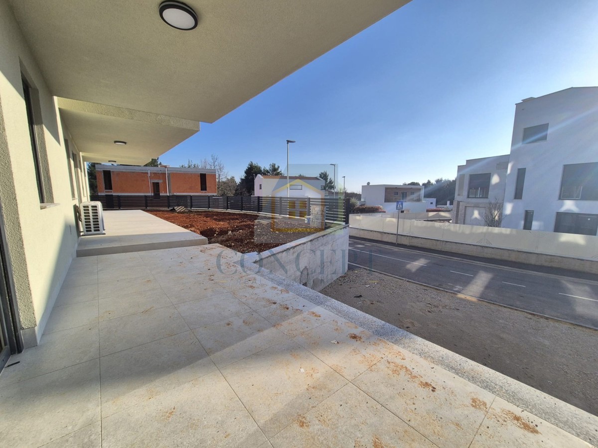 Poreč, dintorni, Appartamento al piano terra con due camere da letto e giardino, 1500 m dal mare