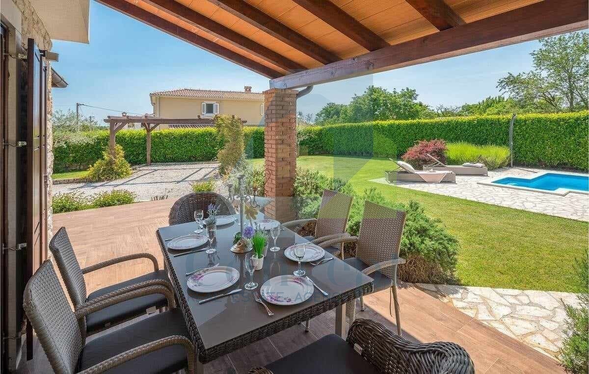 Poreč, dintorni, Casa con piscina in una splendida posizione, 17 km dal mare