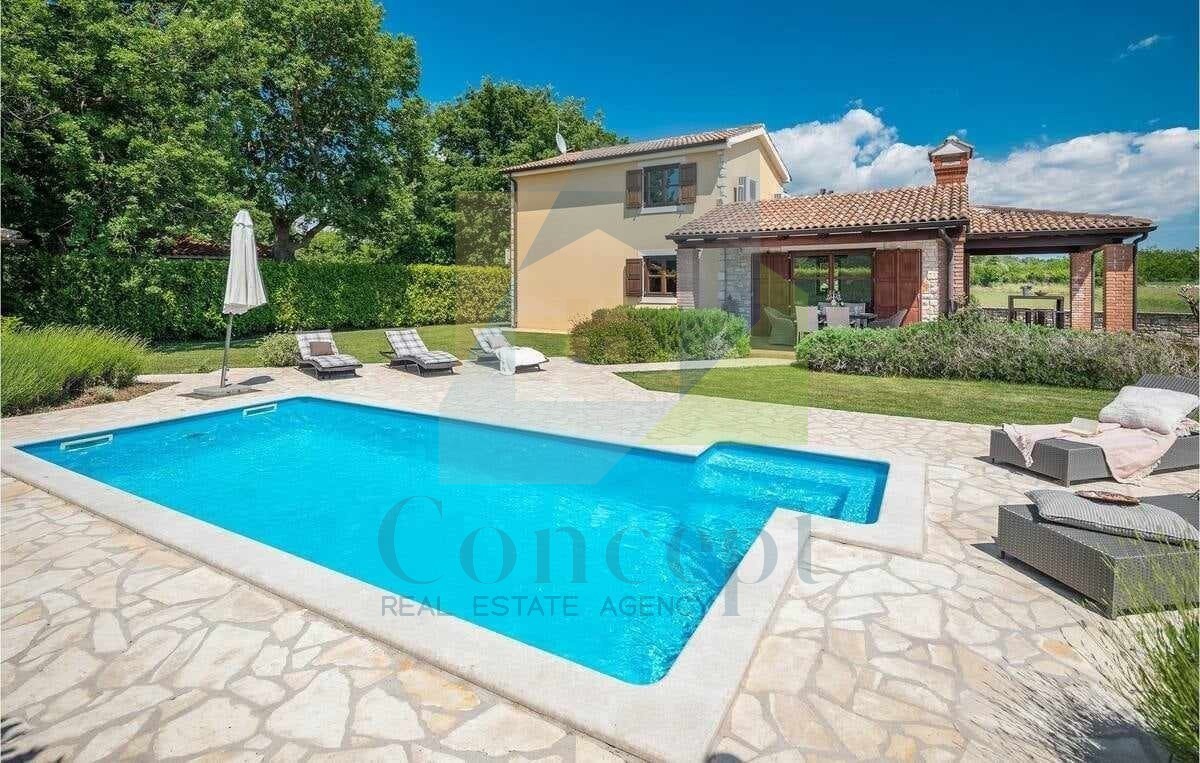 Poreč, dintorni, Casa con piscina in una splendida posizione, 17 km dal mare