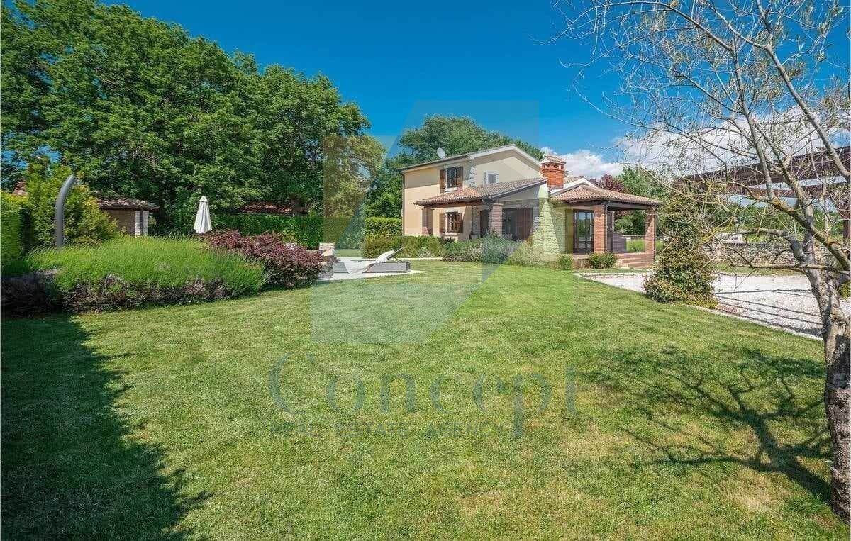 Poreč, dintorni, Casa con piscina in una splendida posizione, 17 km dal mare