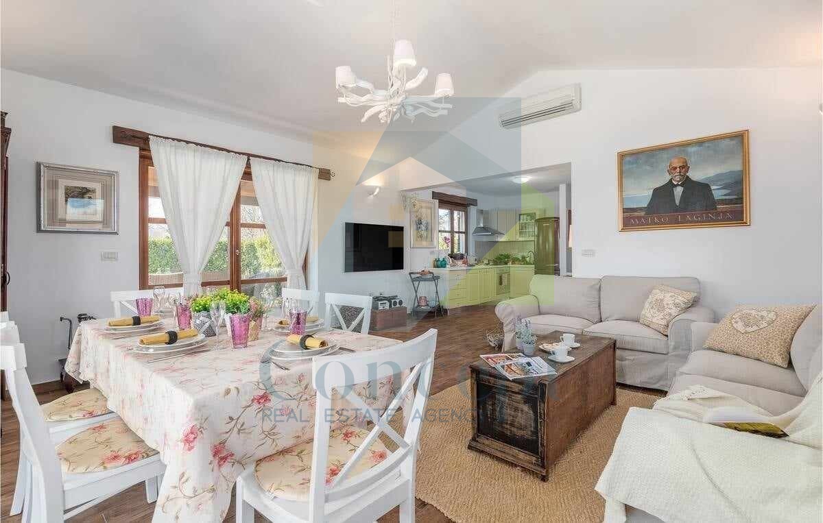 Poreč, dintorni, Casa con piscina in una splendida posizione, 17 km dal mare