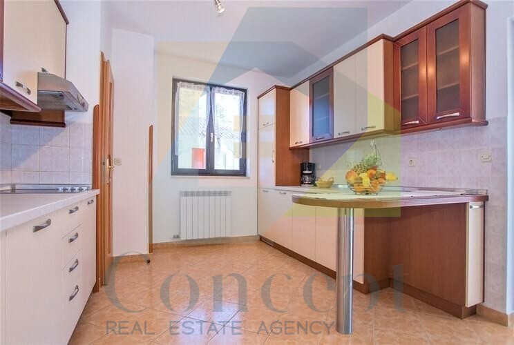 Poreč, Lussuosa posizione, Casa appartamenti a 750 m dal mare