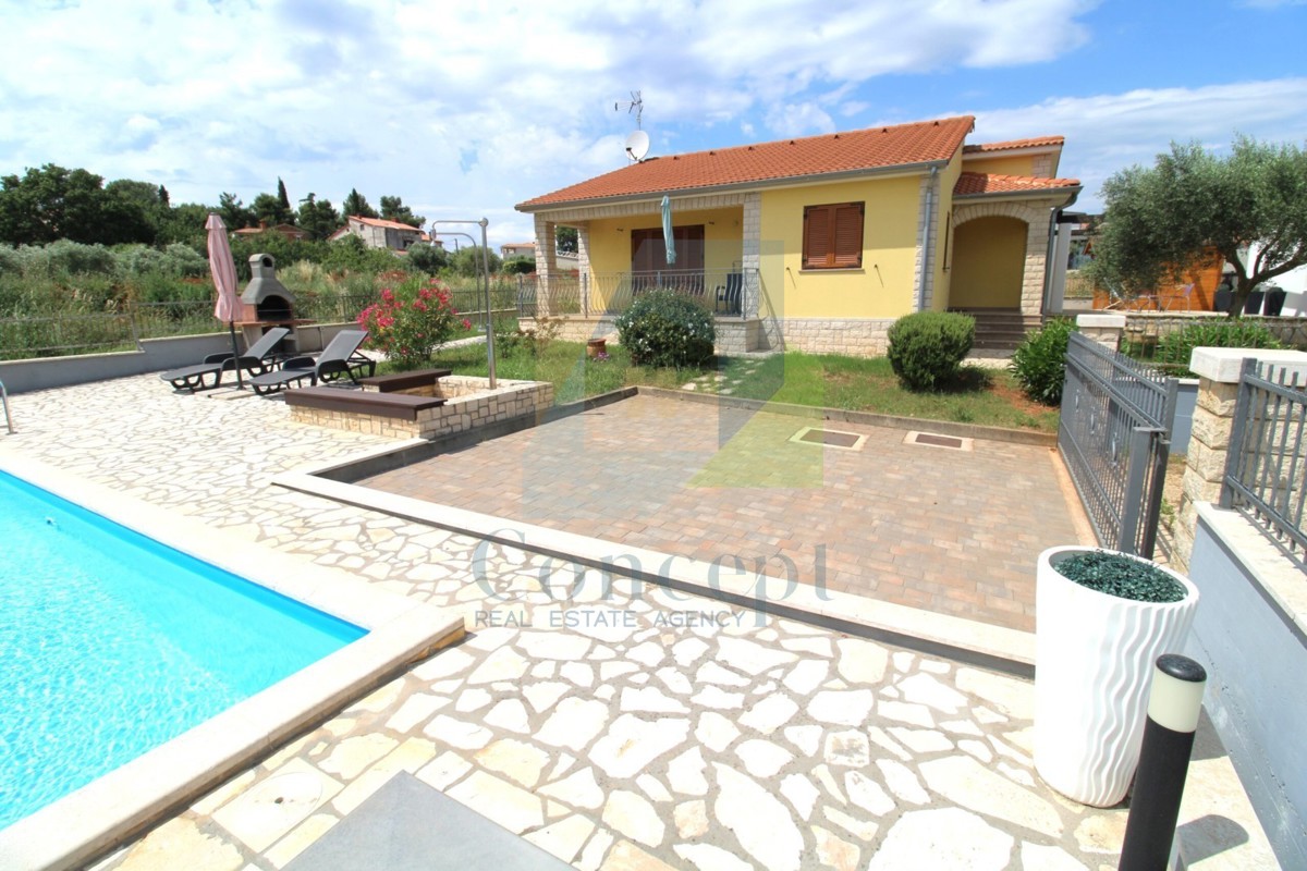 Poreč, dintorni, Villa indipendente con piscina, 10 km dal mare