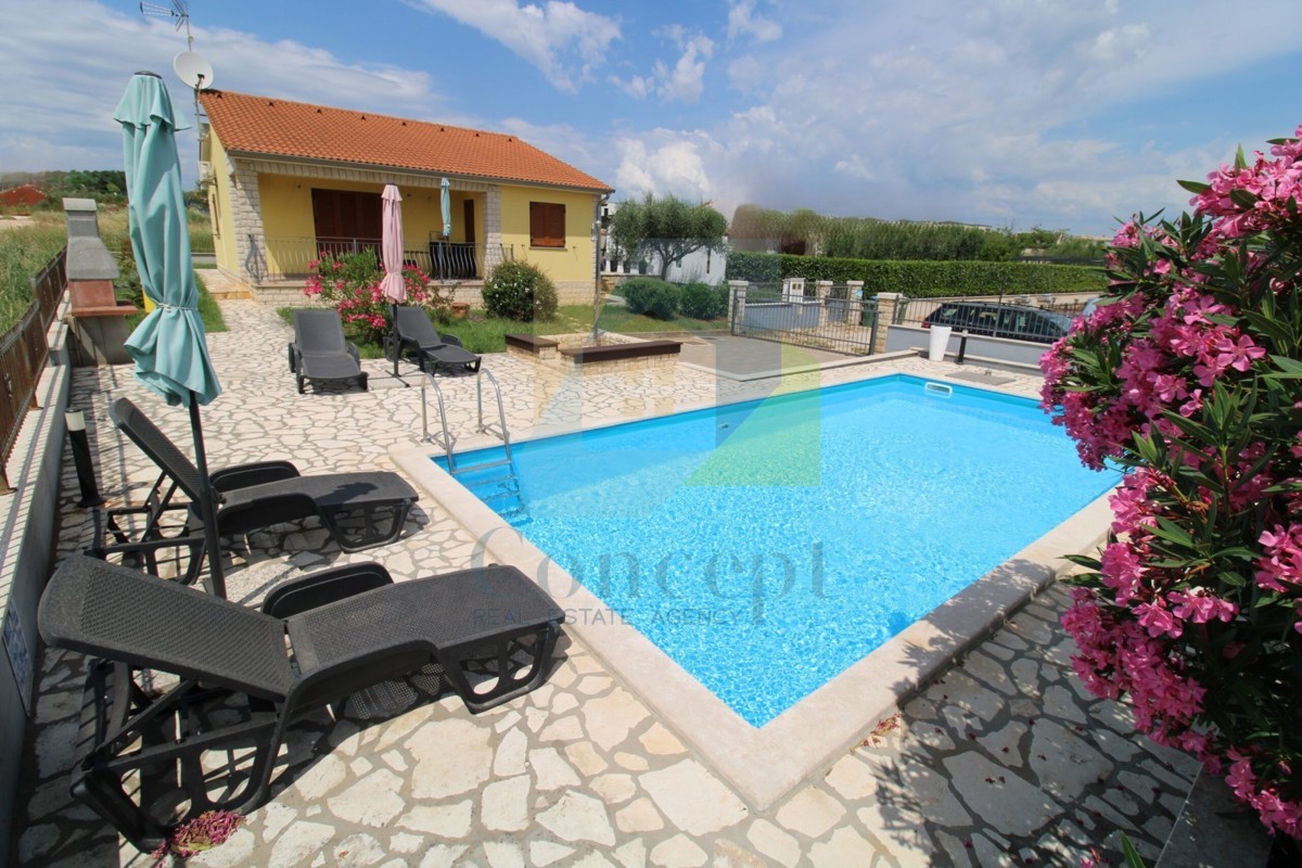 Poreč, dintorni, Villa indipendente con piscina, 10 km dal mare