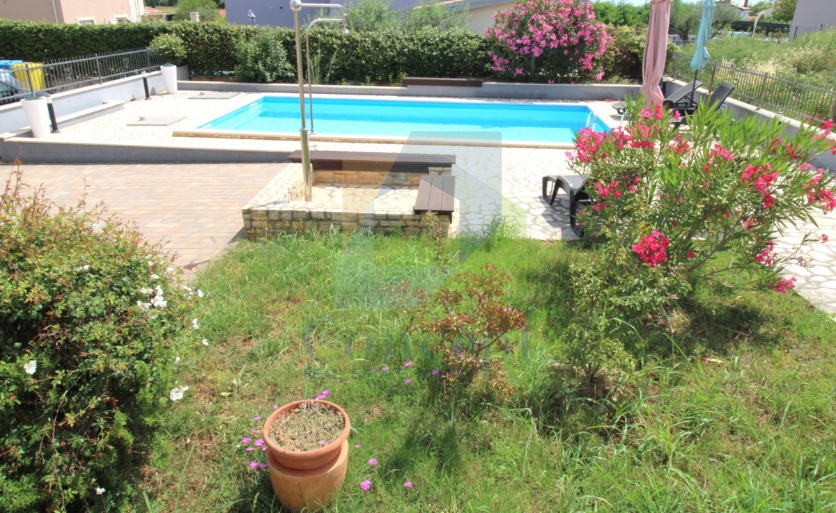 Poreč, dintorni, Villa indipendente con piscina, 10 km dal mare