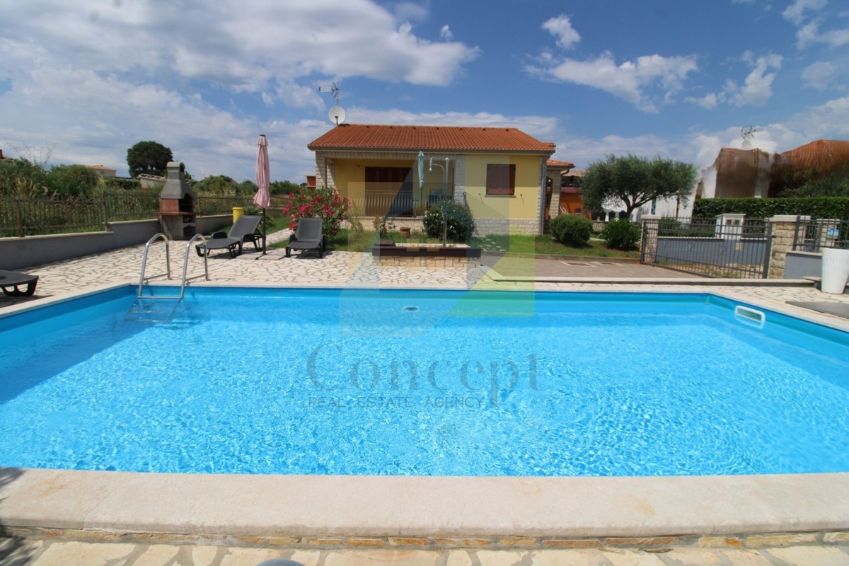 Poreč, dintorni, Villa indipendente con piscina, 10 km dal mare