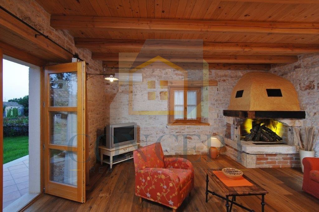 Poreč, dintorni, Ristrutturata casa in pietra autoctona con piscina, a 14 km dal mare