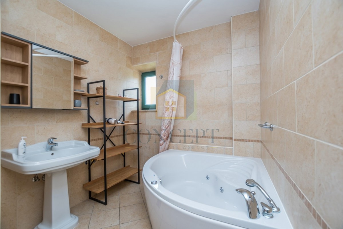 Poreč, dintorni, Splendida casa in pietra con grande giardino e piscina, a 12 km dal mare