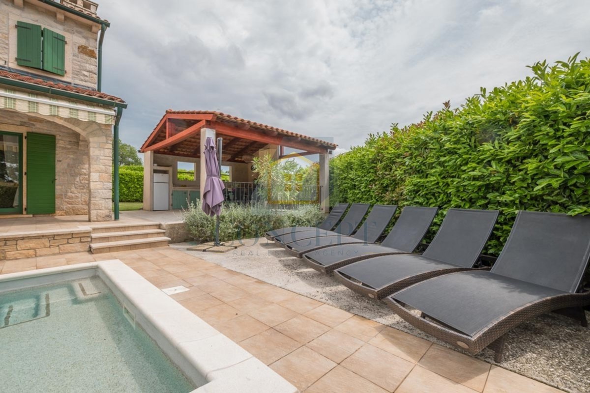 Poreč, dintorni, Splendida casa in pietra con grande giardino e piscina, a 12 km dal mare