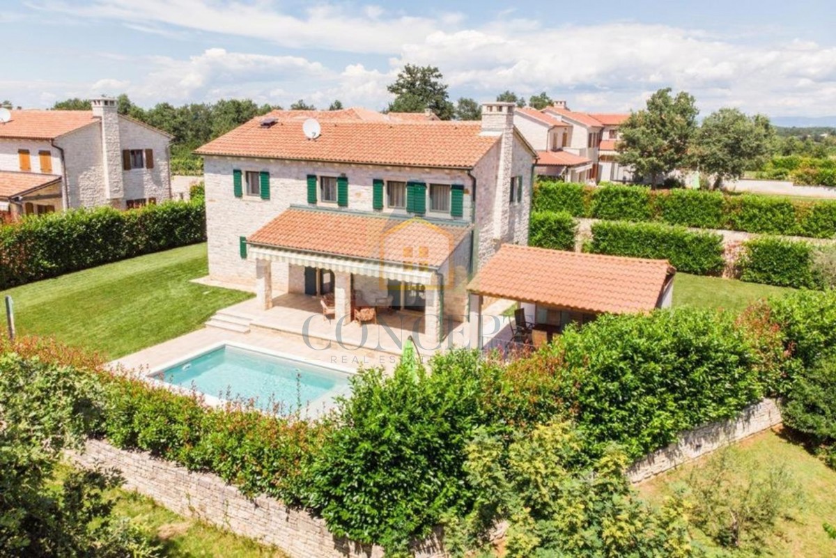Poreč, dintorni, Splendida casa in pietra con grande giardino e piscina, a 12 km dal mare