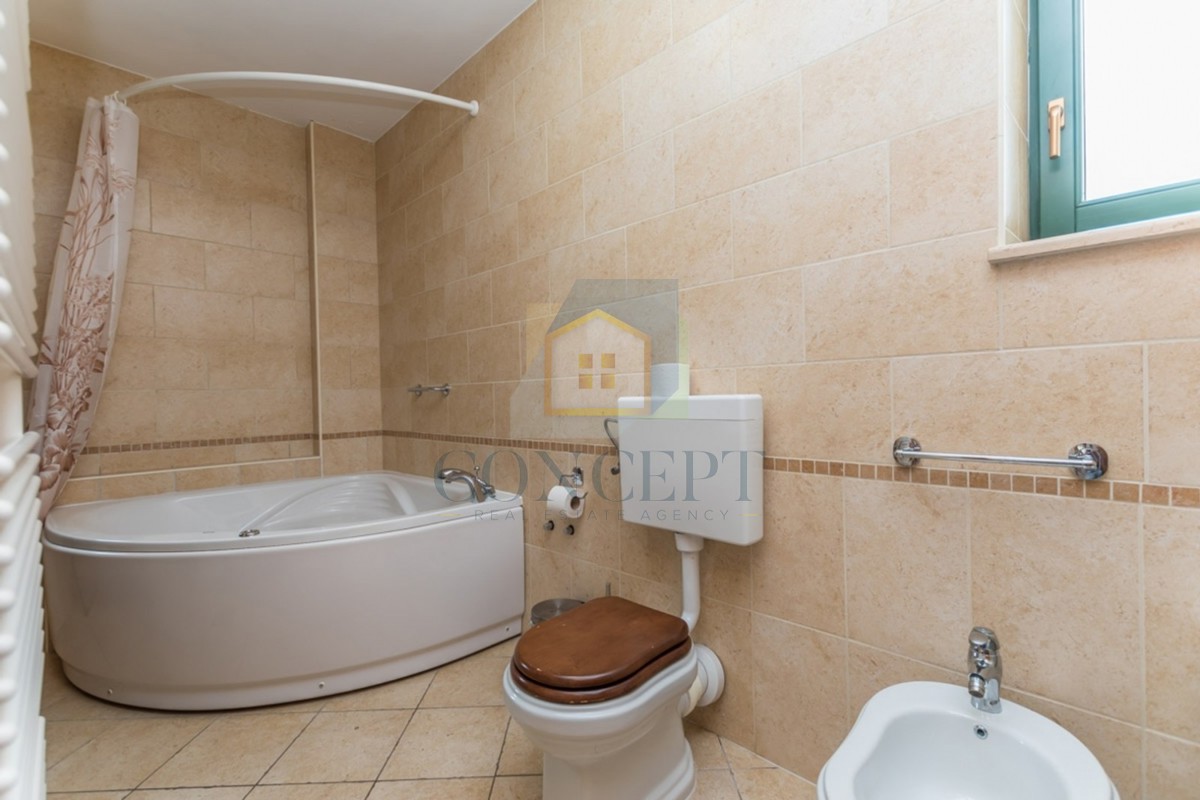 Poreč, dintorni, Splendida casa in pietra con grande giardino e piscina, a 12 km dal mare