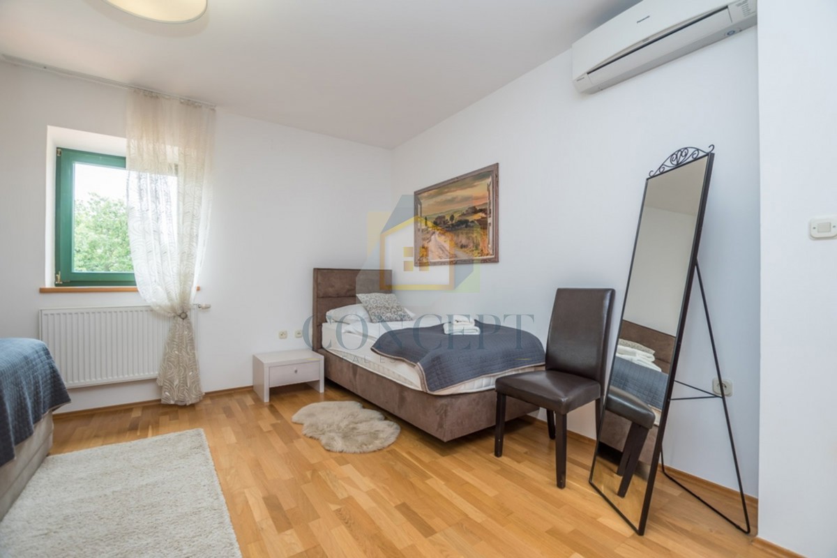 Poreč, dintorni, Splendida casa in pietra con grande giardino e piscina, a 12 km dal mare