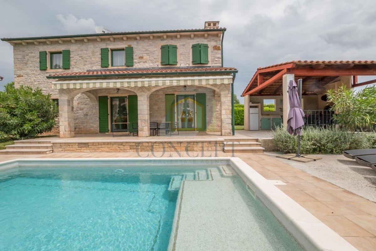 Poreč, dintorni, Splendida casa in pietra con grande giardino e piscina, a 12 km dal mare