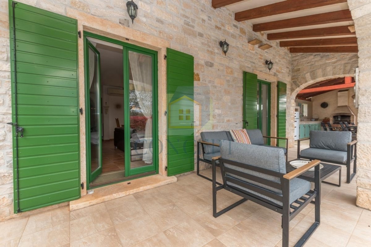 Poreč, dintorni, Splendida casa in pietra con grande giardino e piscina, a 12 km dal mare