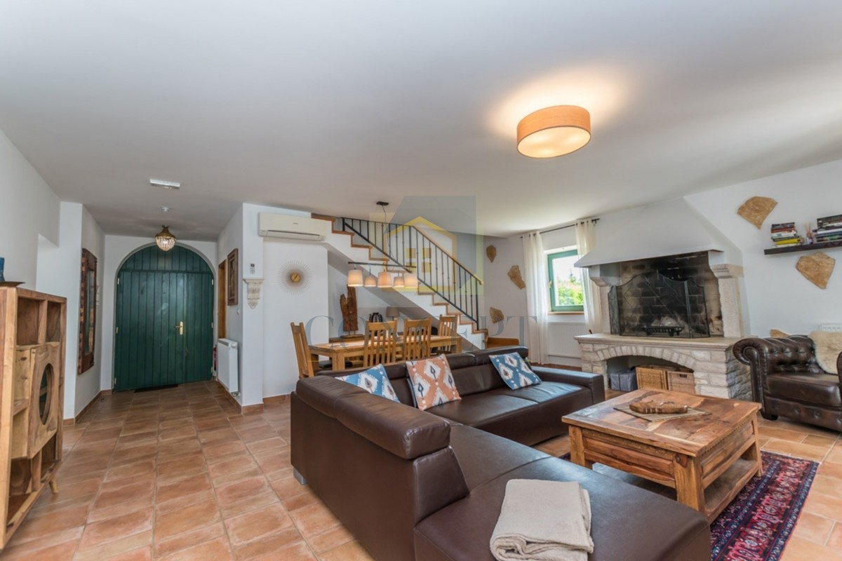 Poreč, dintorni, Splendida casa in pietra con grande giardino e piscina, a 12 km dal mare