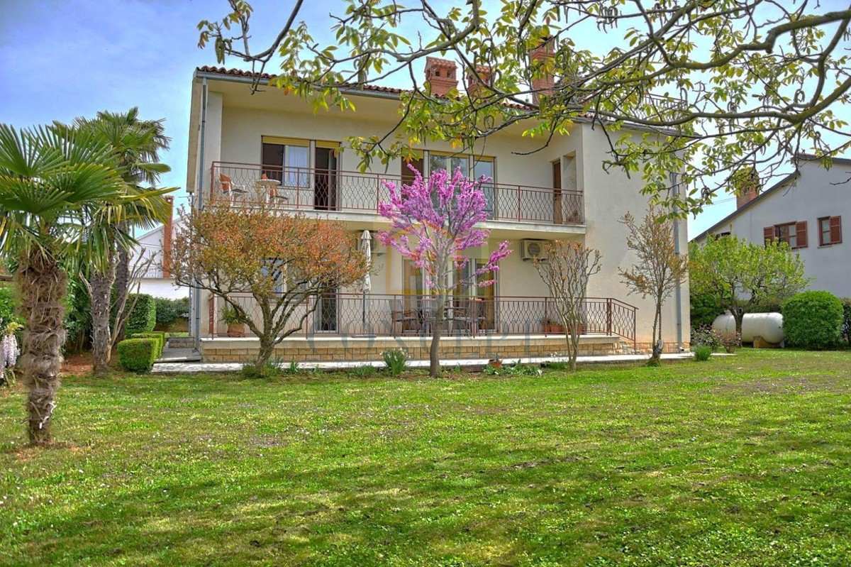 Poreč, Funtana, Casa spaziosa con grande giardino, a 400 m dal mare