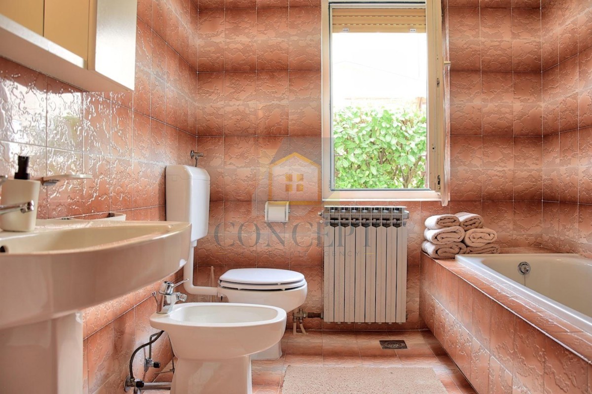 Poreč, Funtana, Casa spaziosa con grande giardino, a 400 m dal mare