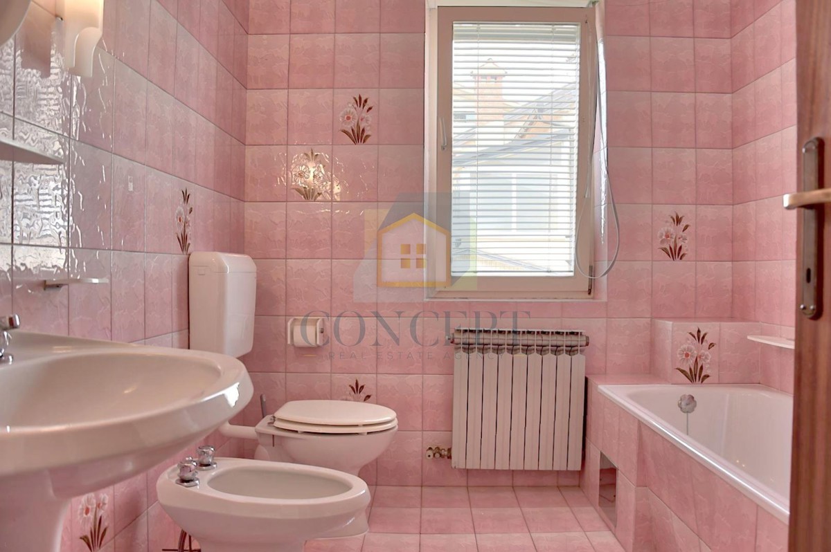 Poreč, Funtana, Casa spaziosa con grande giardino, a 400 m dal mare