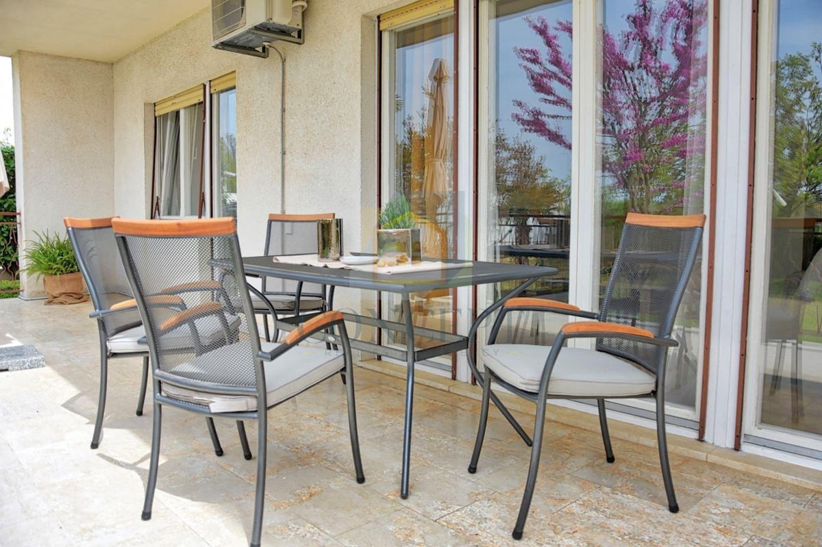 Poreč, Funtana, Casa spaziosa con grande giardino, a 400 m dal mare