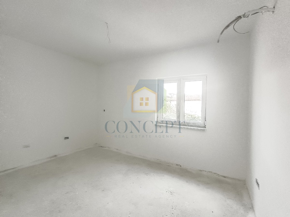 Poreč, dintorni, Appartamento al piano terra con due camere da letto in ottima posizione, a 3 km dal mare.