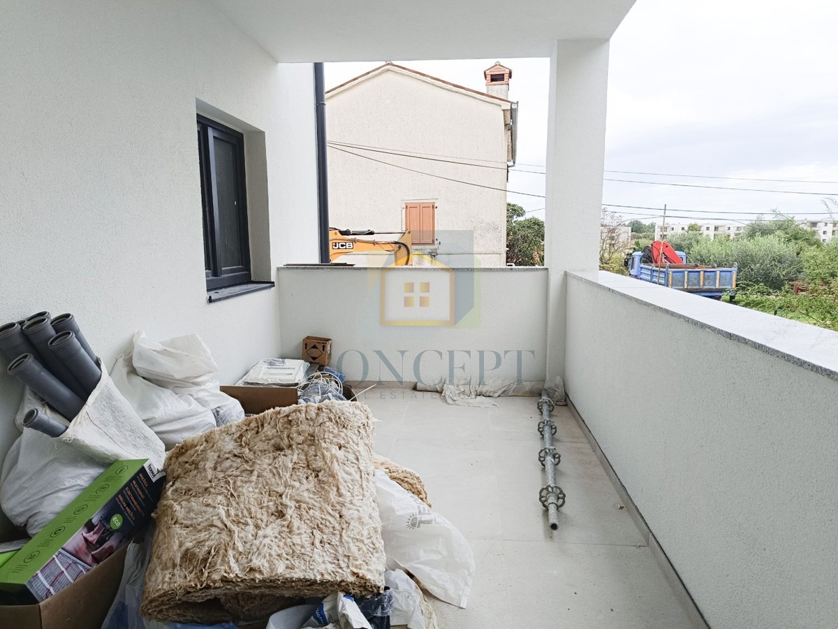 Poreč, dintorni, Appartamento al piano terra con due camere da letto in ottima posizione, a 3 km dal mare.