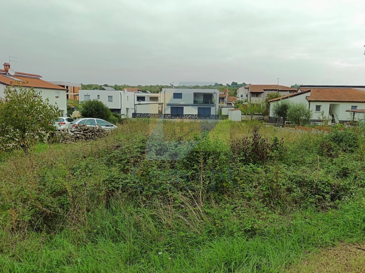Poreč, Terreno edificabile per la costruzione di un edificio bifamiliare a 2 km dal mare