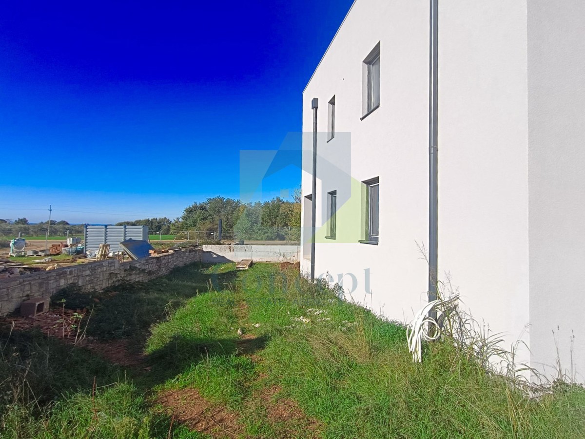 Poreč, dintorni, appartamento su due piani con due camere da letto e giardino