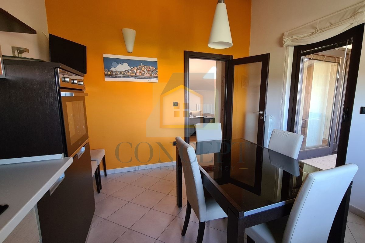 Poreč, Vrsar, Ampio appartamento con due camere da letto e terrazza sul tetto, a 500 m dal mare