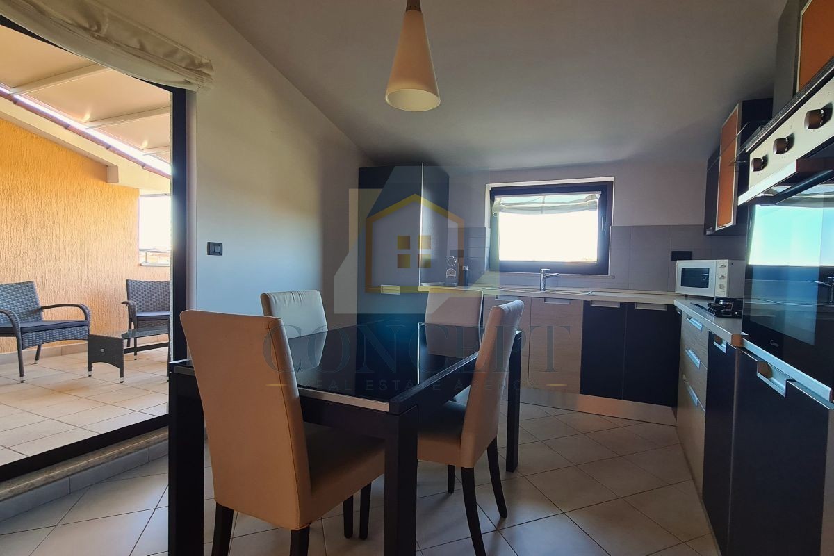 Poreč, Vrsar, Ampio appartamento con due camere da letto e terrazza sul tetto, a 500 m dal mare