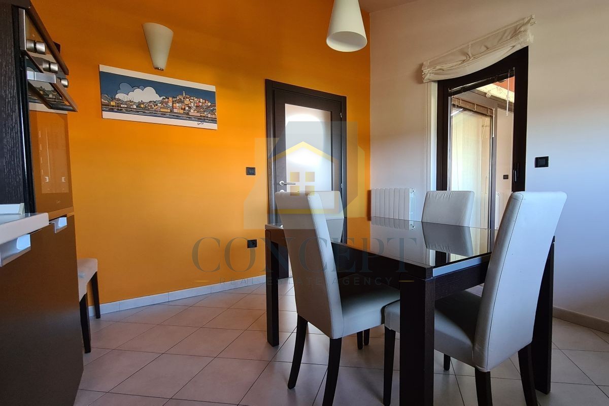 Poreč, Vrsar, Ampio appartamento con due camere da letto e terrazza sul tetto, a 500 m dal mare