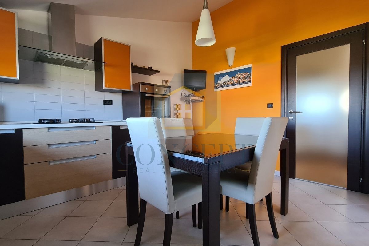 Poreč, Vrsar, Ampio appartamento con due camere da letto e terrazza sul tetto, a 500 m dal mare