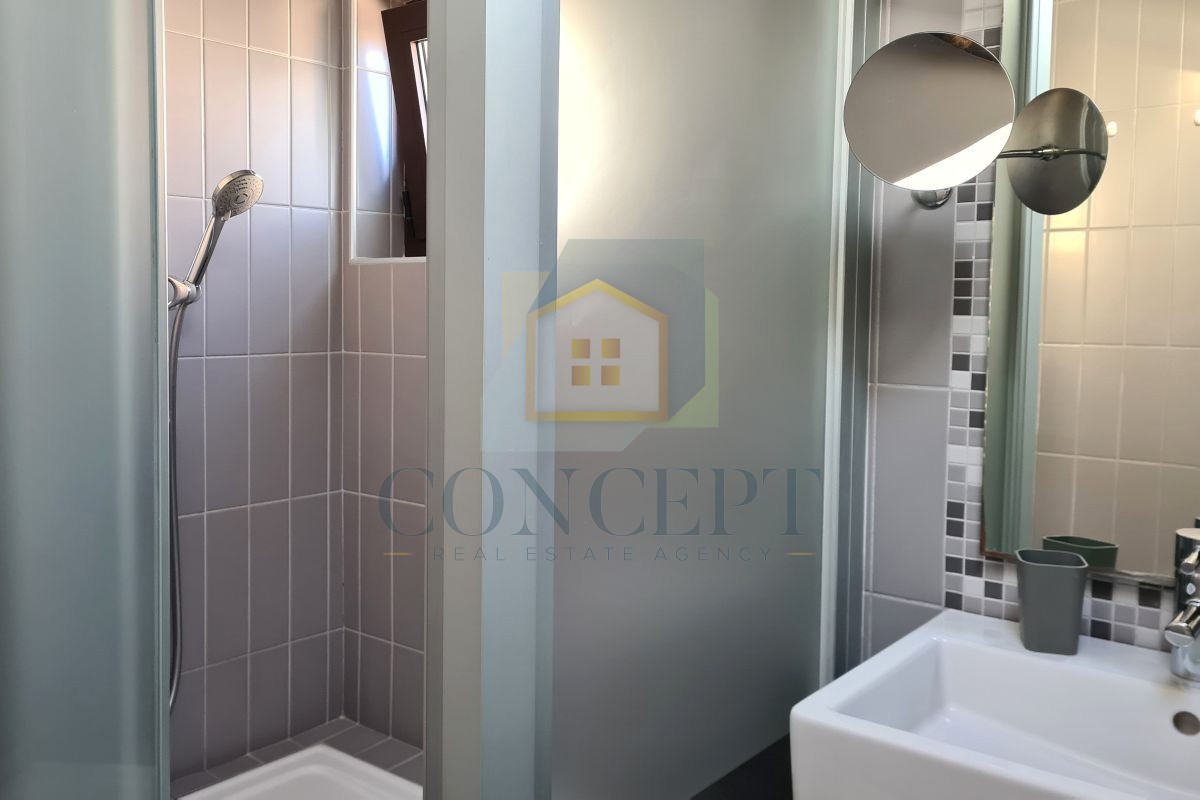 Poreč, Vrsar, Ampio appartamento con due camere da letto e terrazza sul tetto, a 500 m dal mare