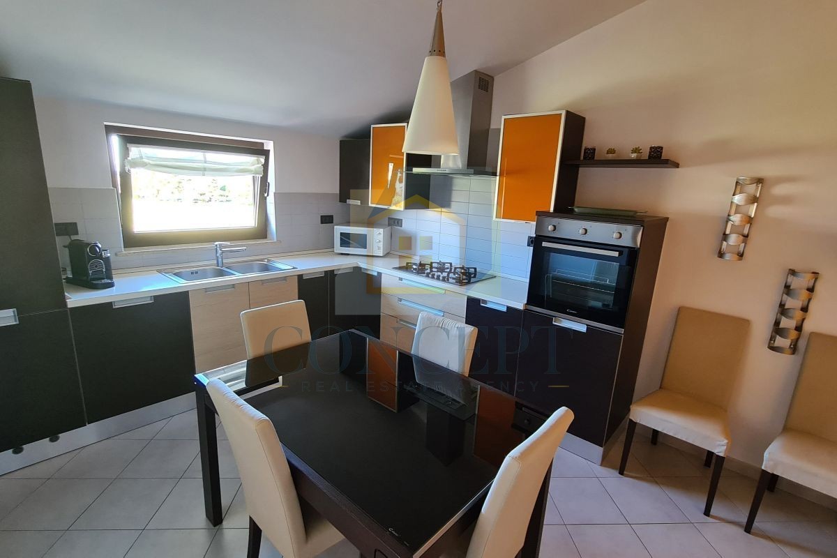 Poreč, Vrsar, Ampio appartamento con due camere da letto e terrazza sul tetto, a 500 m dal mare