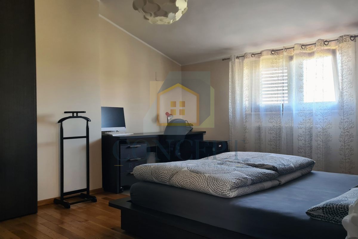 Poreč, Vrsar, Ampio appartamento con due camere da letto e terrazza sul tetto, a 500 m dal mare