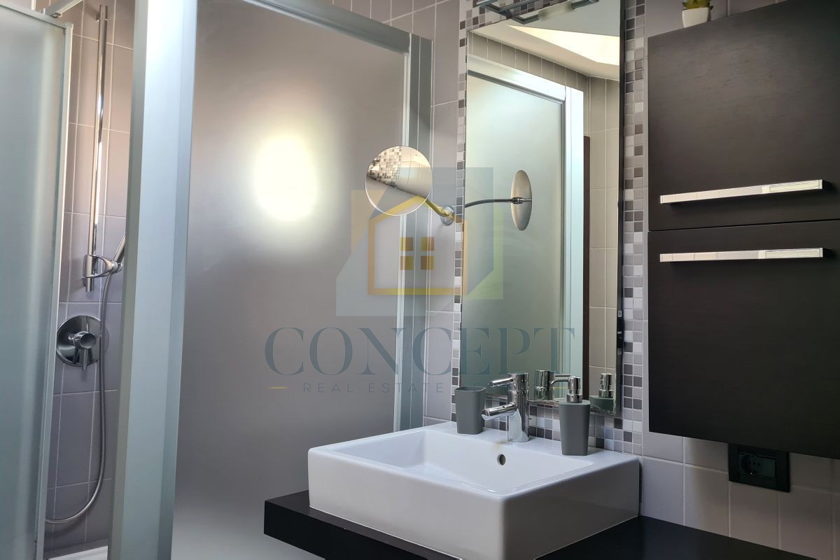 Poreč, Vrsar, Ampio appartamento con due camere da letto e terrazza sul tetto, a 500 m dal mare