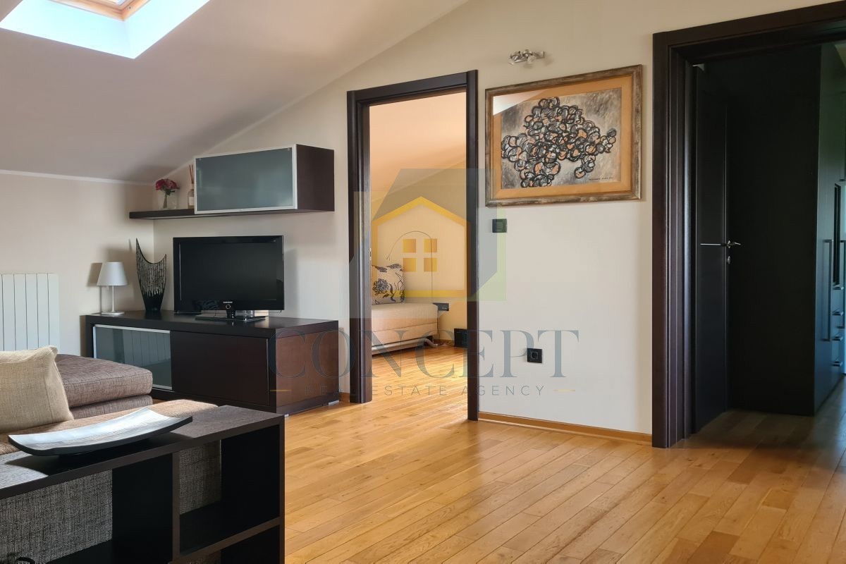 Poreč, Vrsar, Ampio appartamento con due camere da letto e terrazza sul tetto, a 500 m dal mare