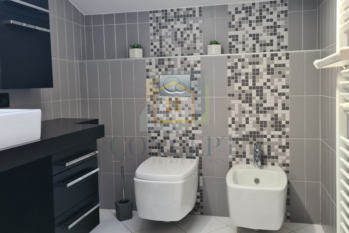 Poreč, Vrsar, Ampio appartamento con due camere da letto e terrazza sul tetto, a 500 m dal mare