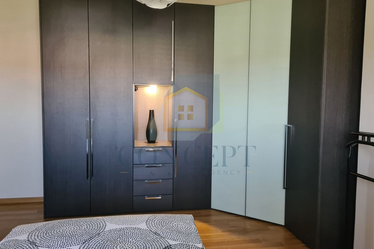 Poreč, Vrsar, Ampio appartamento con due camere da letto e terrazza sul tetto, a 500 m dal mare