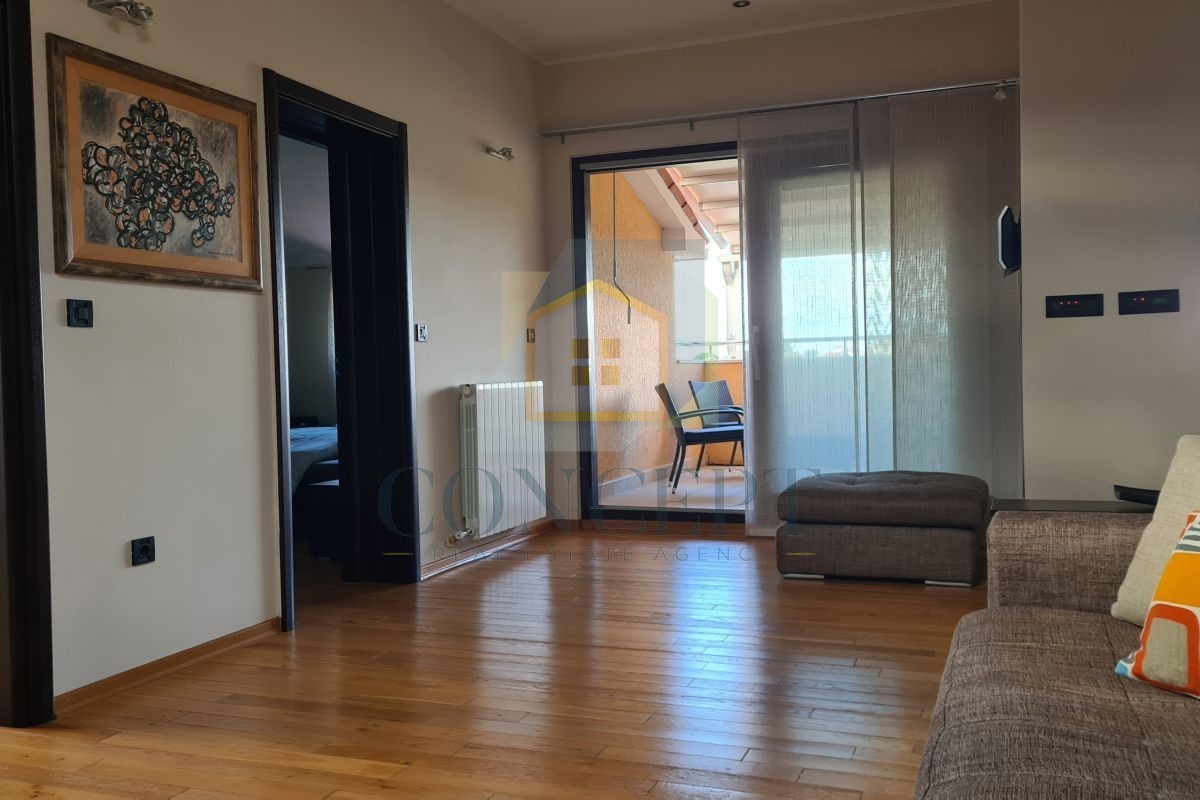 Poreč, Vrsar, Ampio appartamento con due camere da letto e terrazza sul tetto, a 500 m dal mare