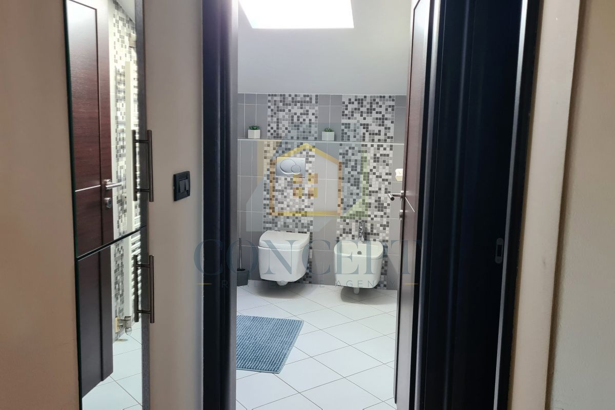 Poreč, Vrsar, Ampio appartamento con due camere da letto e terrazza sul tetto, a 500 m dal mare