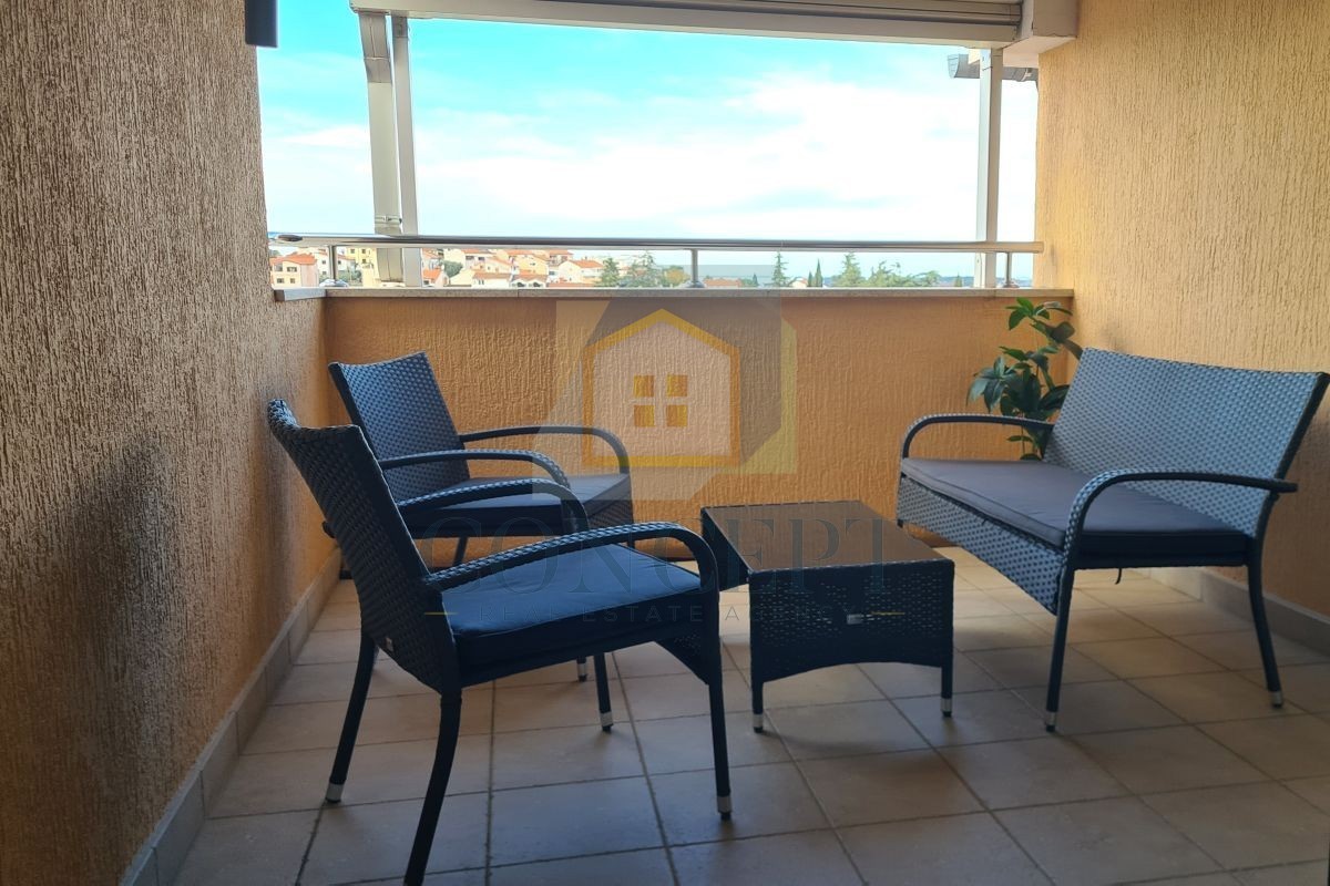 Poreč, Vrsar, Ampio appartamento con due camere da letto e terrazza sul tetto, a 500 m dal mare