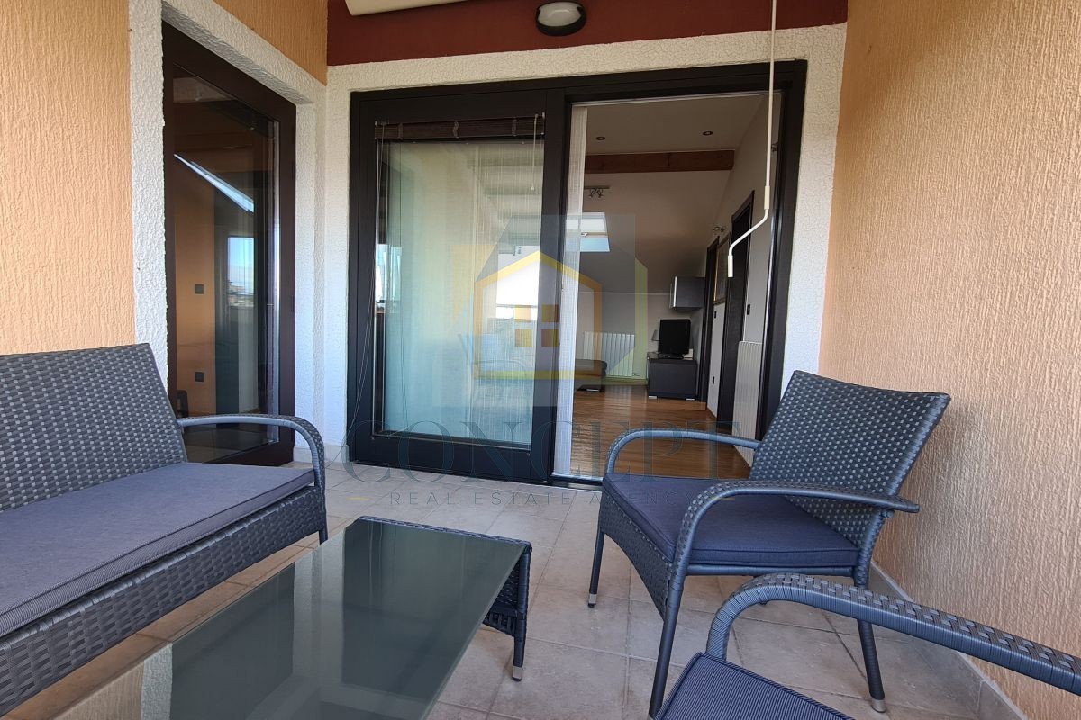 Poreč, Vrsar, Ampio appartamento con due camere da letto e terrazza sul tetto, a 500 m dal mare