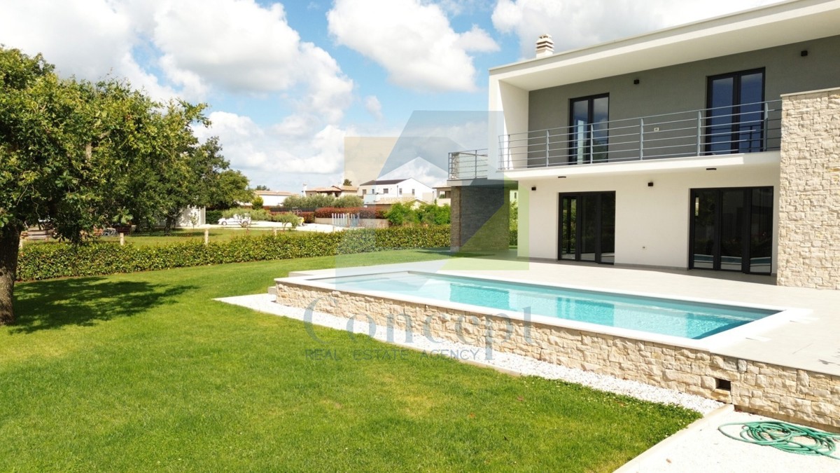 Poreč, dintorni, Moderna casa con piscina in posizione tranquilla a 5 km dal mare